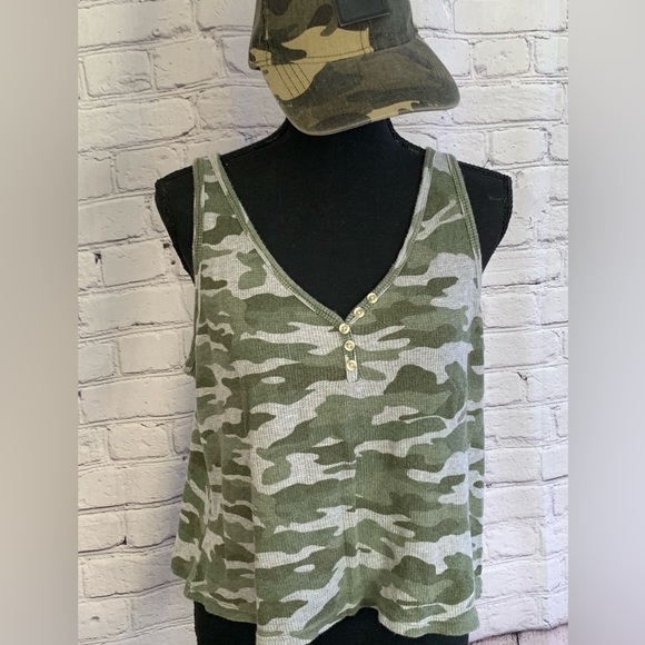 Old Navy Camo Cropped Tank Waffle Knit Size Large - Picture 3 of 9
